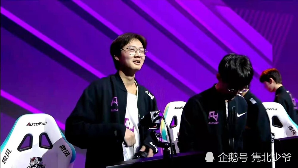 出色发挥引爆全场！，TheShy意外战胜RNG赛场气氛高涨(theshy和rng)