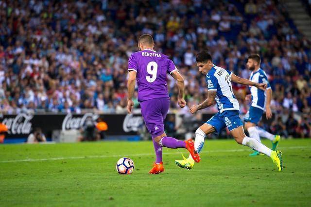 西甲倒计时，本菲卡国际比赛日篮板制胜，细节引发关注，气氛紧张，赛季目标并未改变(皇马晒西超杯决赛战巴萨海报)